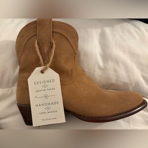 Tecovas Men's Handmade.    Suede Tan Western Boots